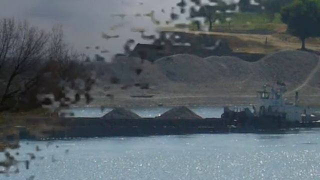 Добыча песка и гравия в Дубоссарском водохранилище.