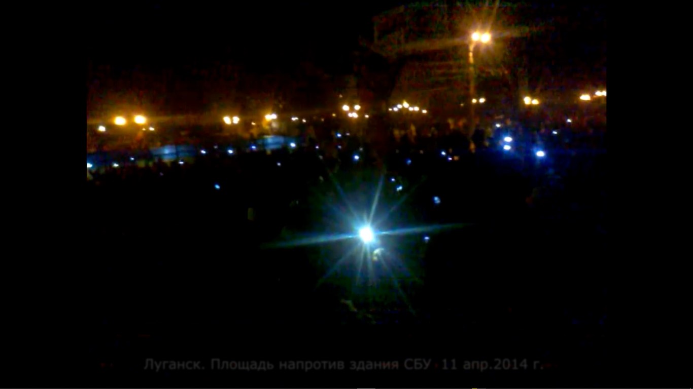 Луганск.Площадь напротив здания СБУ. 11 апр 2014 (3)