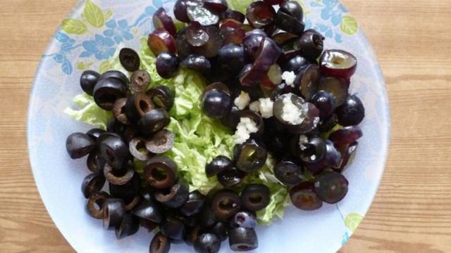 Салат с виноградом,сыром и чесноком
