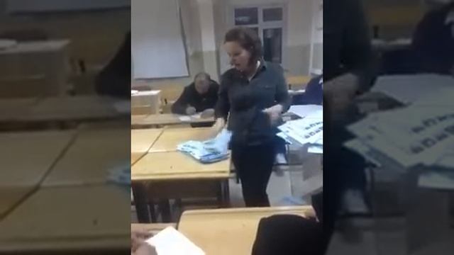 Sandık görevlisi kadın oylar AKP çıkınca kafayı yedi.
