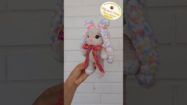 Красивая вязаная зайка Тома с разноцветными ушами.