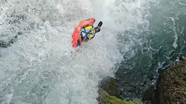 istockphoto-994594020-640_adpp_is.mp4 Экстремальный сплав по горной реке видео выложено и показано