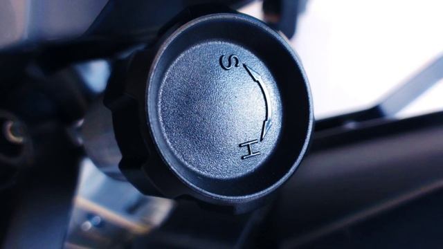 Como fazer o SAG da Tracer 900 GT ajuste pré carga da mola retorno e compreensão - Tracer Trail