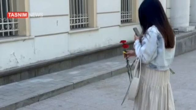 Люди несут цветы к посольству Ирана в Москве