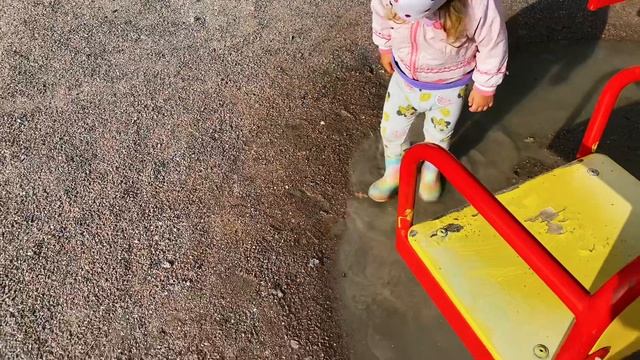 Двойняшки проводят тест-драйв детских площадок в нашем поселке