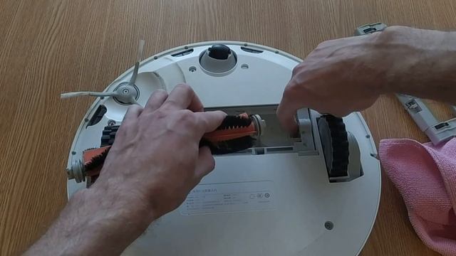 Обслуживание робота пылесоса Xiaomi Mi Robot Vacuum Cleaner 1S. Моем и меняем комплектующие.