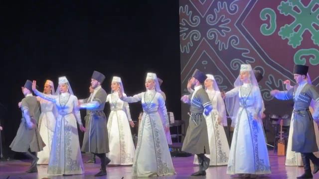 На сцене Волгоградского музыкального театра ансамбль государственной филармонии имени Ахмета Хамхоев