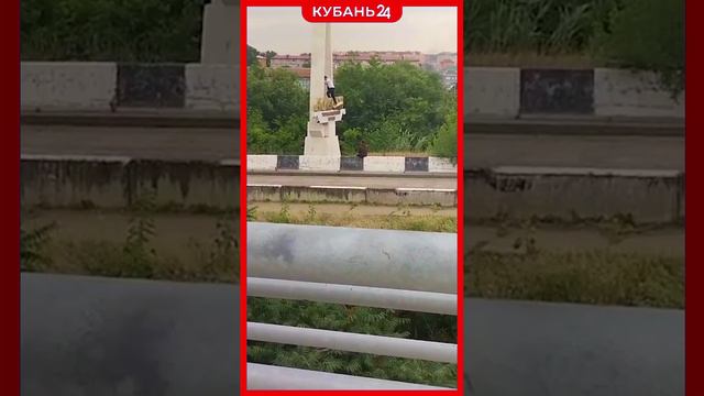 Теперь АДЫ…ЕЯ: парень изуродовал стелу в районе старого Яблоновского моста в Краснодаре