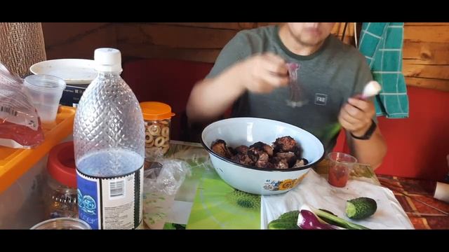 Пожарил шашлык и съел