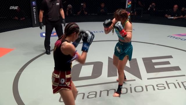 WOMEN’S KICKBOXING WAR ? Stamp Fairtex Vs. Janet Todd II