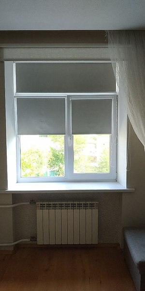 Рулонные шторы MINI, ткань ПЛЭЙН BLACK-OUT 1852 серый, на створки окна. Современный декор окна.