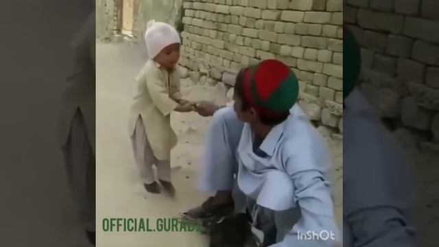 Ребёнок не даёт зарезать курицу🤐