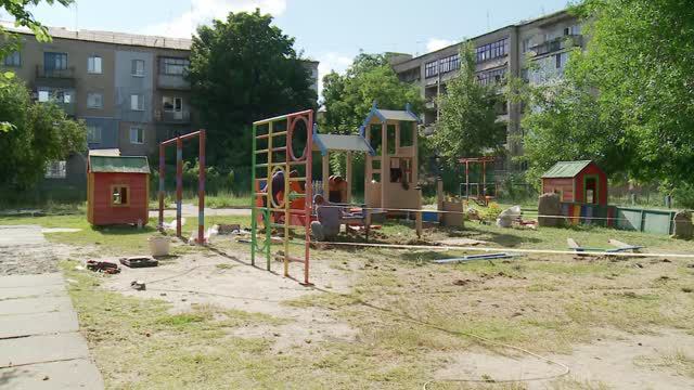 Установка нового игрового комплекса на территории Краснодонского детского сада завершается