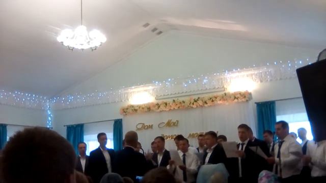 Мужской хор поет