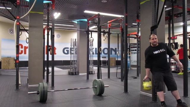 Подъём напопа 16кг гири на бицепс у стены. Bottom up 16kg kettlebell biceps curl at the wall.