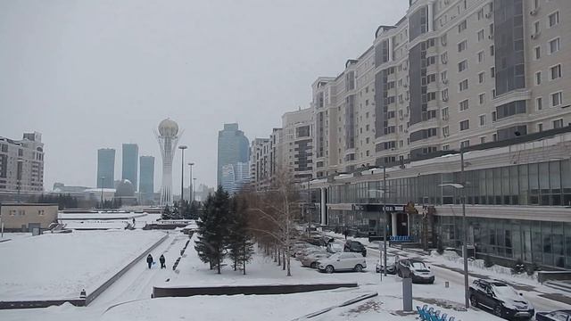 Астана. Вид с моста на Байтерек