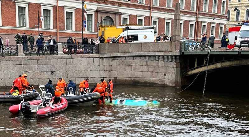 Автобус с пассажирами упал в реку Мойку в Петербурге