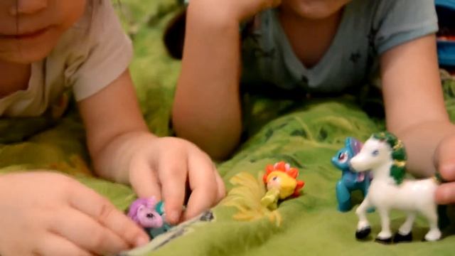 Алёна и Настя играют игрушками из киндер сюрпризов