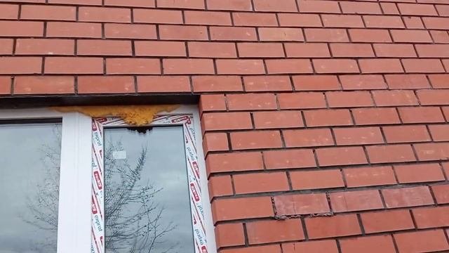 вышли на объект, кладем перегородки, косяки каменщика