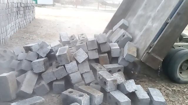 Шлакоблоки, разгрузка самосвалом