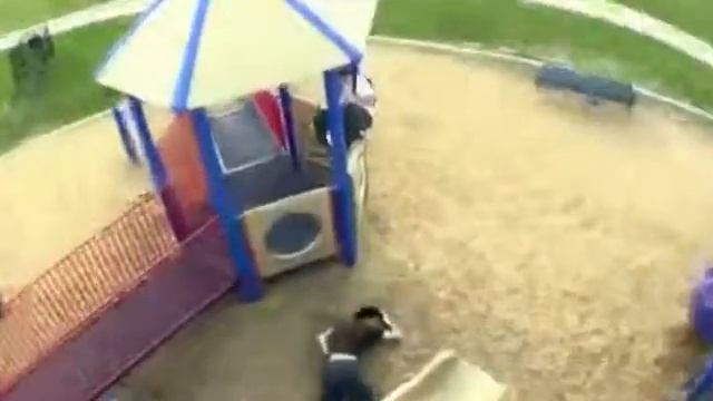 Прикол Приземлился на детскую площадку