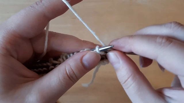 Вяжем ленивый жаккард Прерывистые линии спицами.