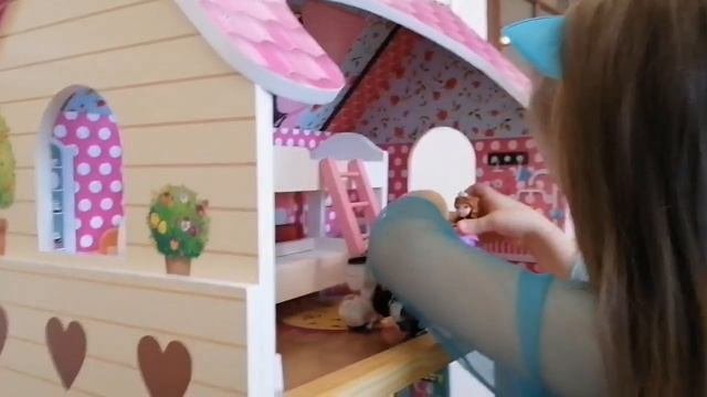 Ира в платье ЭЛЬЗЫ показывает свой домик и играет с куклой ЛОЛ