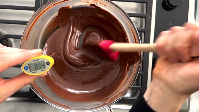 HOW TO TEMPER DARK CHOCOLATE AT HOME: Temper dark chocolate just like the professionals!
