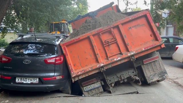 В центре Саратова грузовик ушел под землю и смял иномарки