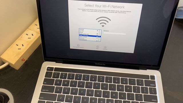 Mở hộp Macbook Pro 13 inches 2020 256Gb Màu Bạc, phiên bản dành cho thị trường Úc