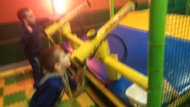 Борис с другом в ТРЦ "Парк Плаза"