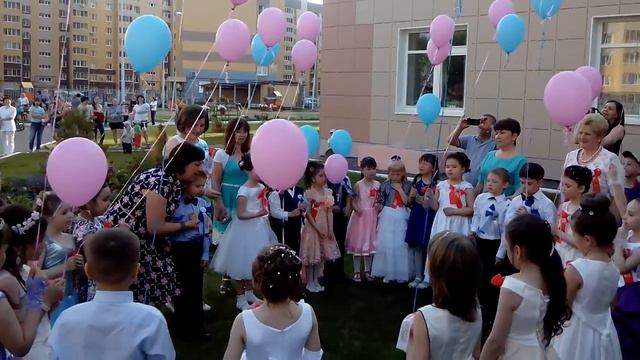 Загадывают
 желания на выпускном