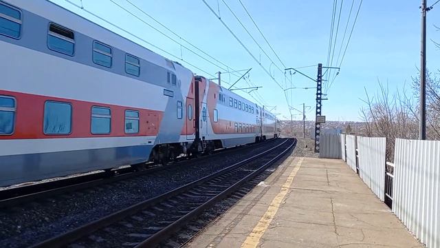 Тепловоз ТЭП70БС-200 с двухэтажным поездом №138Й Москва — Оренбург