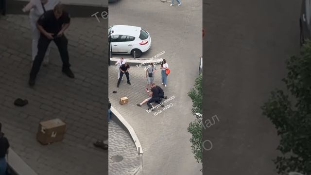 Киев. Очередного "уклониста" пакуют полицаи