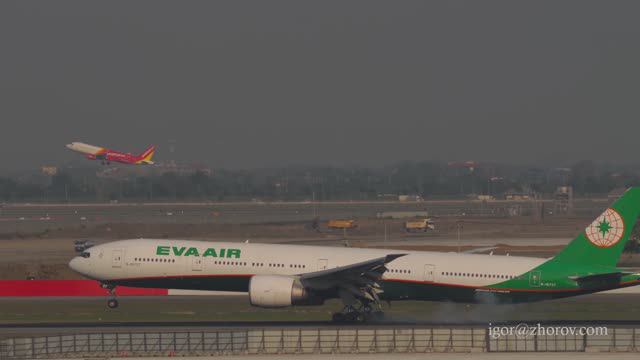 Боинг 777 авиакомпании EVA Air приземляется в аэропорту Бангкока.