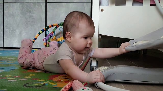 Полина научилась ползать. Ползаем по-пластунски вперед и назад.