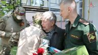 Военнослужащие группировки войск «Восток» поздравили проживающих в Мариуполе ветеранов ВОВ