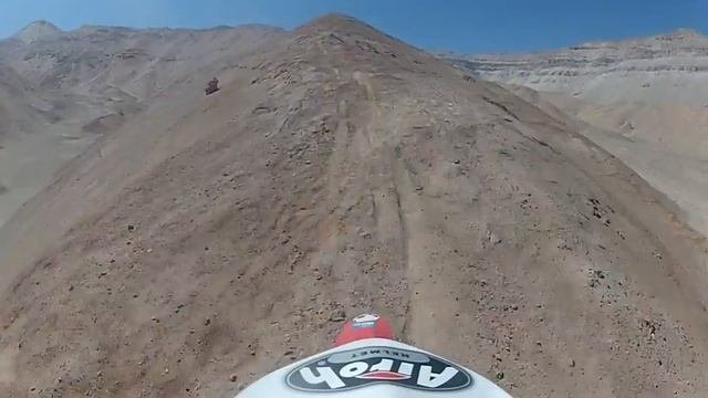 Pablo Alcázar subiendo cerro en Majes