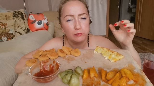 Мукбанг / ДЕПРЕССИЯ после тяжёлых ОТНОШЕНИЙ / ПИЦЦА, НАГГЕТСЫ, КАРТОШКА ПО-ДЕРЕВЕНСКИ