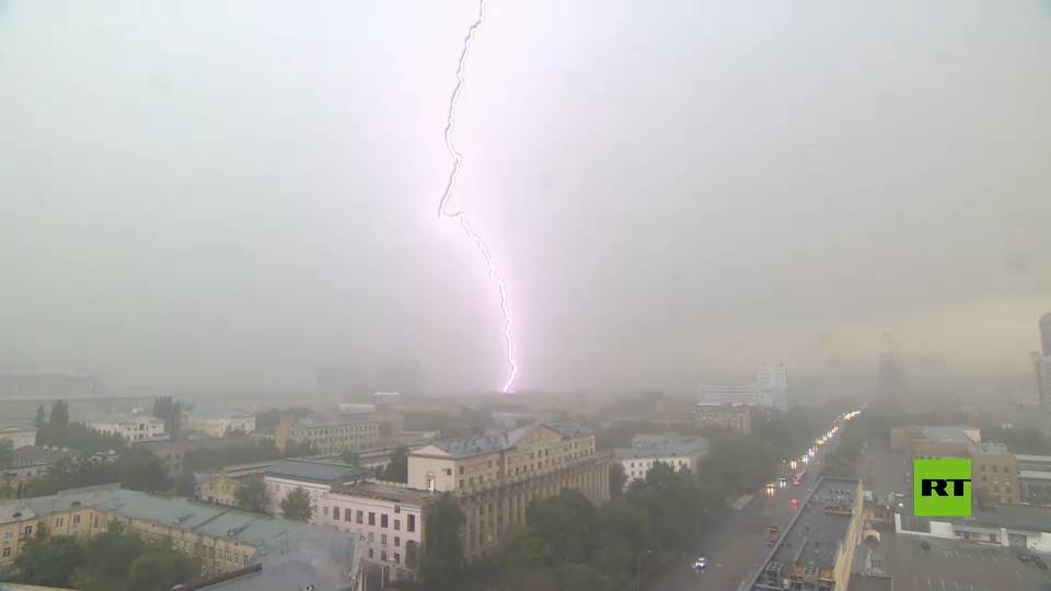 البرق يضيء سماء موسكو مع وصول الإعصار "أورخان"