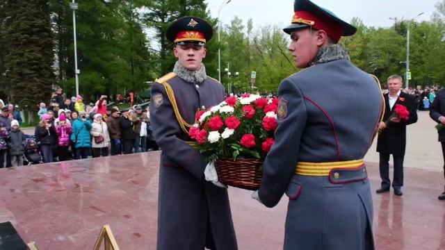 Возложение цветов к Мемориалу Защитникам Отечества