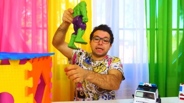 Hulk acil çağrı ekibine katılıyor! Çocuklar için eğlenceli video! Marvel oyuncakları!