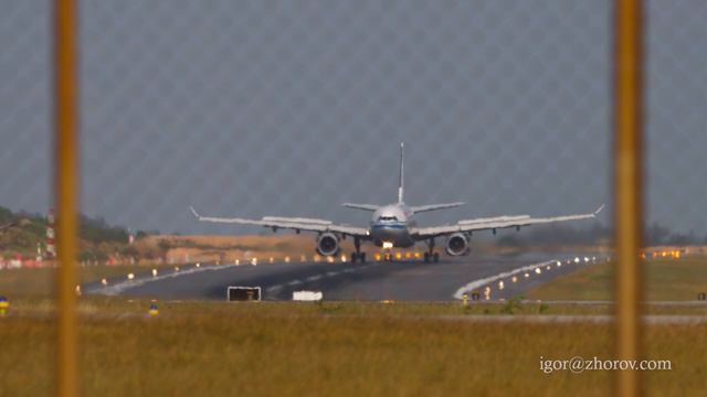 Эйрбас А330 авиакомпании Эйр Чайна приземляется в аэропорту Пхукета.