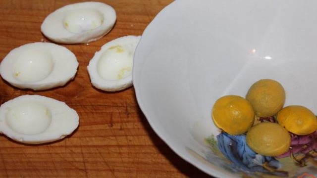 Фаршированные яйца печеночным паштетом с зернистой горчицей
