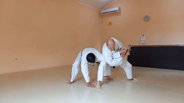 Полезный прием боевого самбо: 2-я защита от удара ножом наотмашь A technique from combat sambo