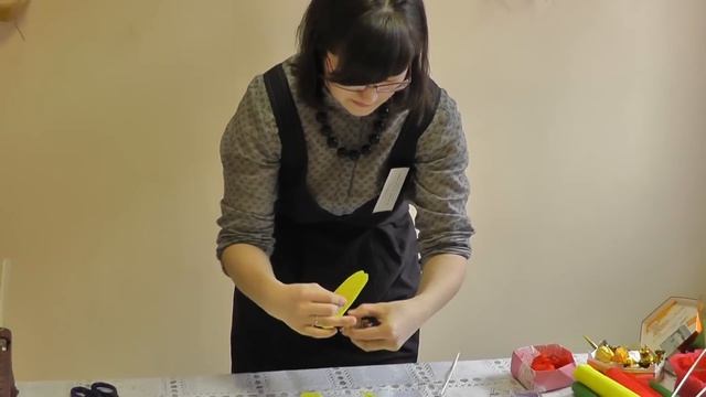 Букеты из конфет. Розы из гофрированной бумаги