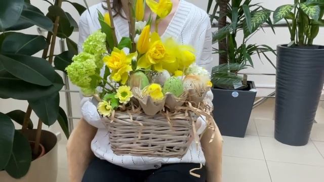 Солнечная пасхальная композиция