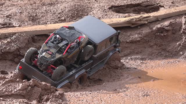 Радиоуправляемый внедорожник Axial 6x6 с грузом едет по мощной грязи