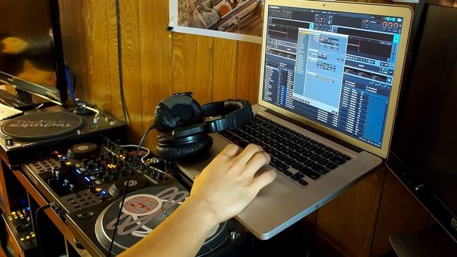Macbook Pro and Traktor Kontrol S4 not playing nice: Headphone jack buzzing.