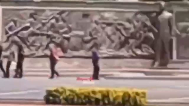 Задержаны два человека, напавшие с топором на памятник Мустафе Кемалю Ататюрку на площади Джумхуриет